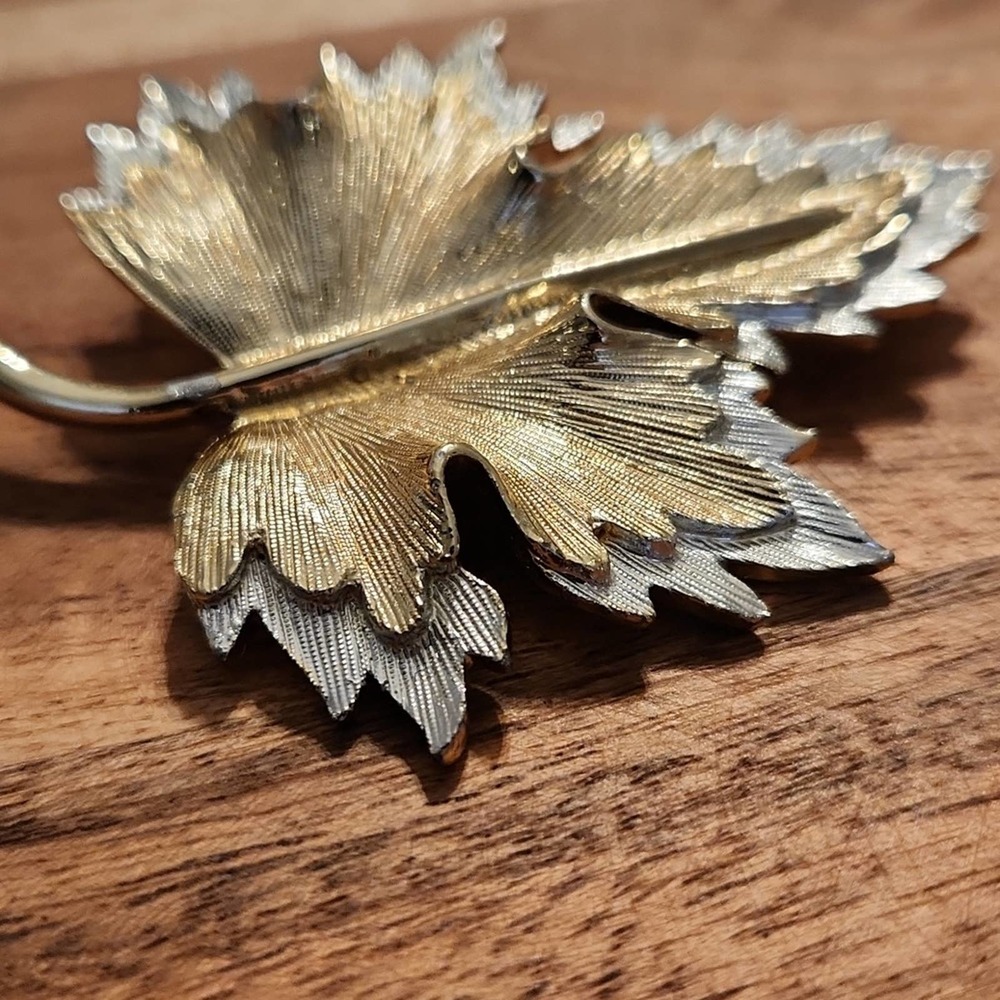 Vintage Signed Sarah Coventry Leaf Brooch - Picture 2 of 6